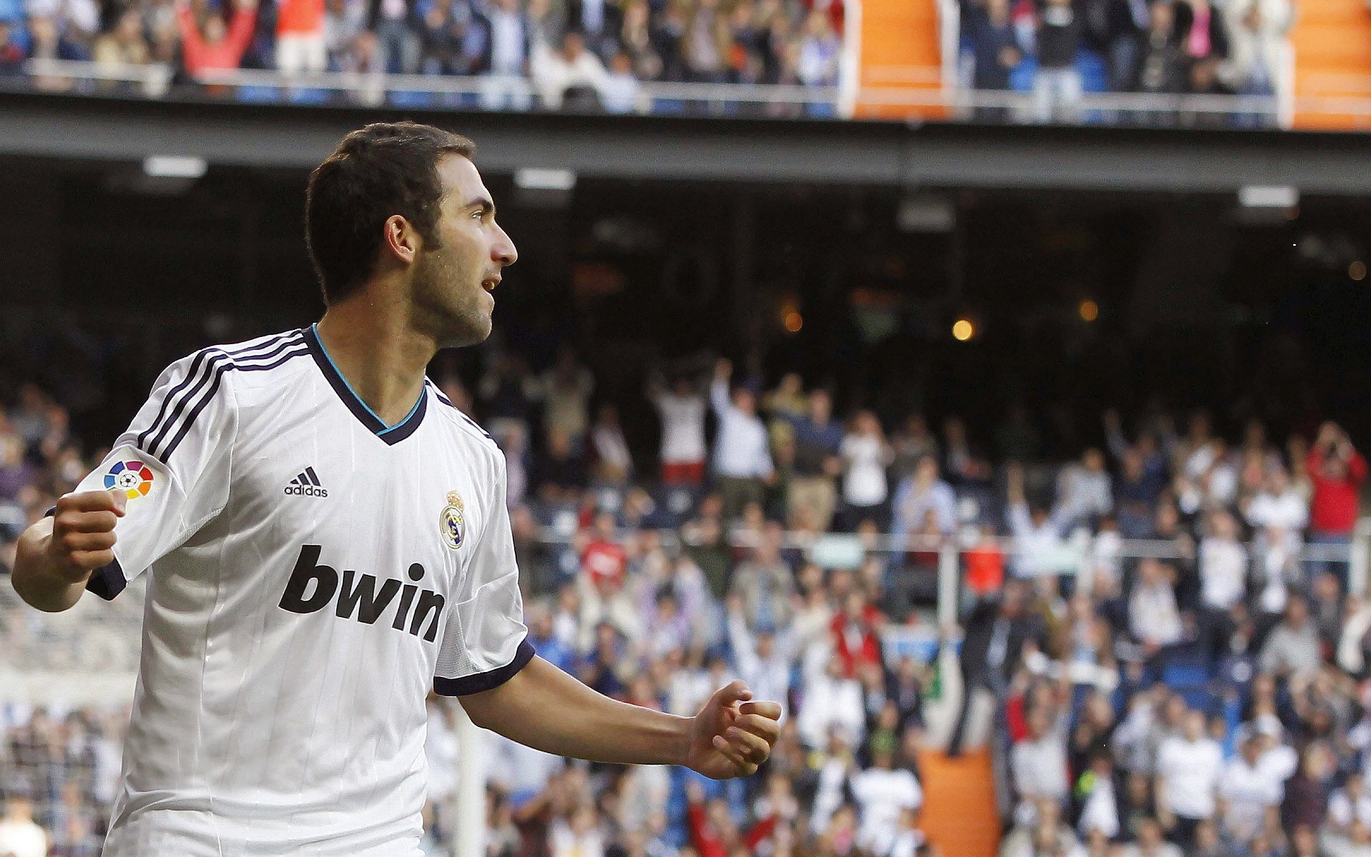 “德甲攻防大战：激烈对抗彰显球队实力”，德甲intro